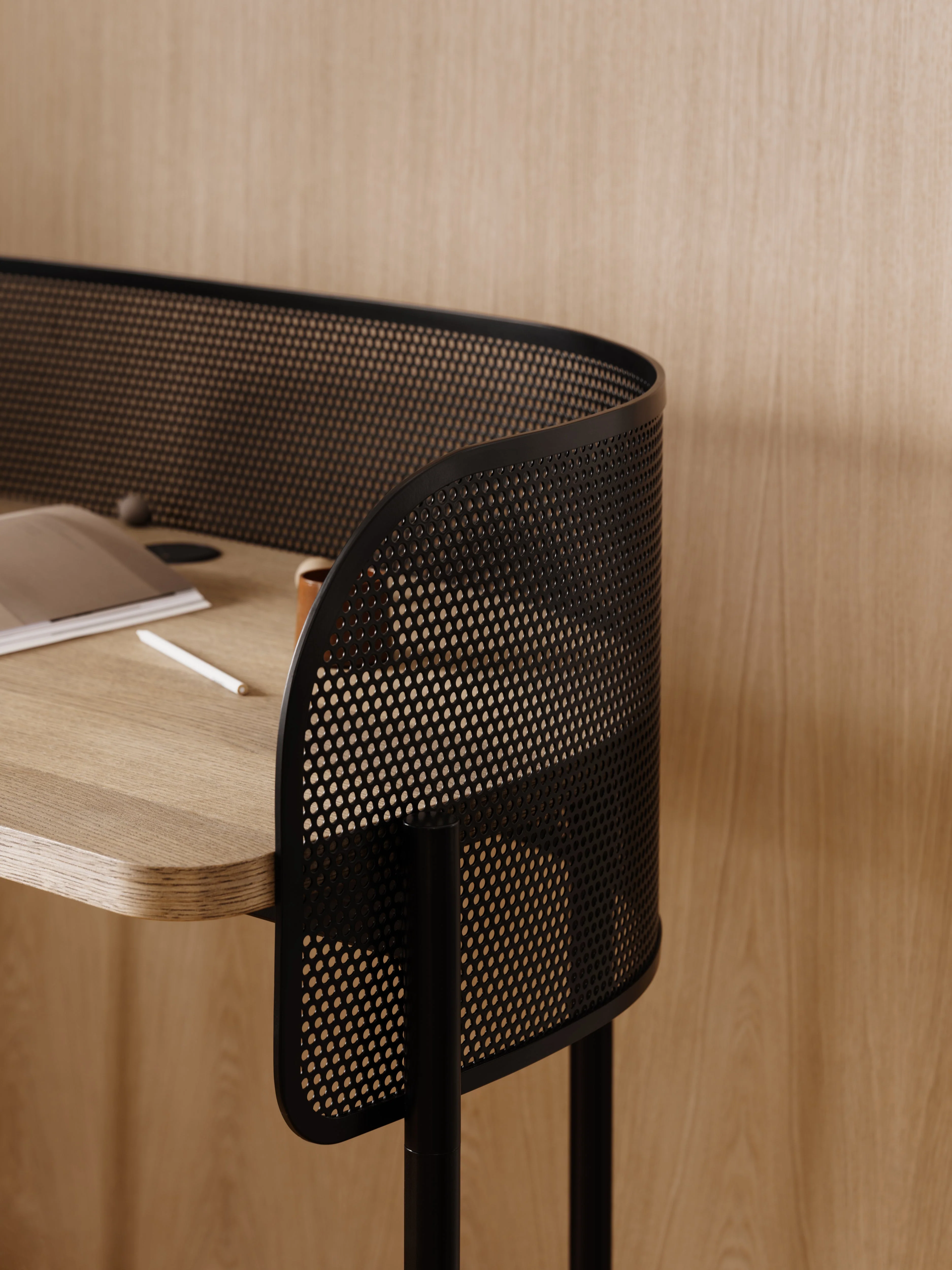 Shelter work desk - Image 3